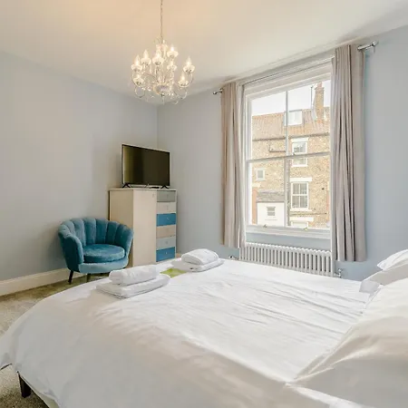 Victoria Square ウィットビー