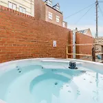 Victoria Square * Уитби