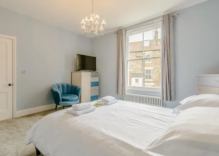 Victoria Square וויטבי